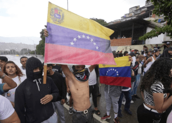 Venezolanos manifiestan contra el resultado electoral anunciado por el CNE en Caracas, el lunes 29 de julio de 2024.