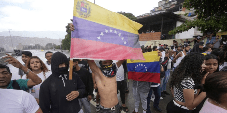 Venezolanos manifiestan contra el resultado electoral anunciado por el CNE en Caracas, el lunes 29 de julio de 2024.
