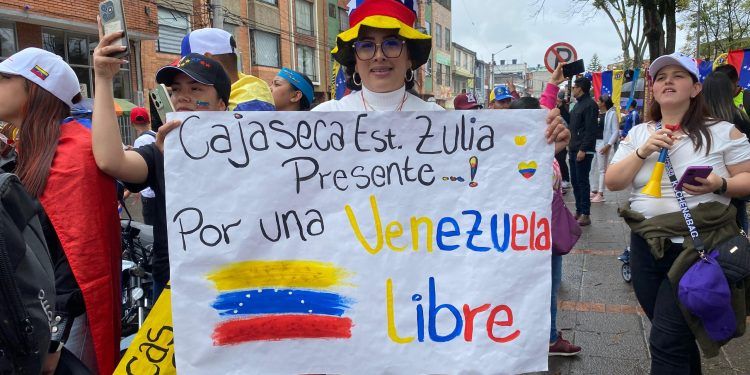 Venezolanos en Colombia votan masivamente desde temprano en las elecciones presidenciales (Imágenes + Video)