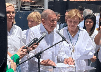 Edmundo González Urrutia, candidato presidencial de la oposición, declara a la prensa luego de votar en Caracas el 28 de julio de 2024.