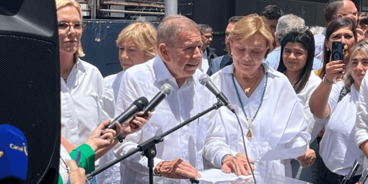 Edmundo González Urrutia, candidato presidencial de la oposición, declara a la prensa luego de votar en Caracas el 28 de julio de 2024.