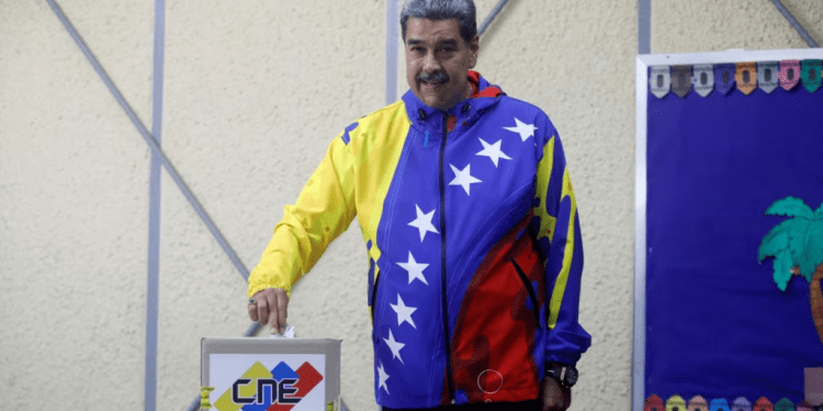 Nicolás Maduro vota en la elección presidencial, en Caracas, el domingo 28 de julio de 2024.