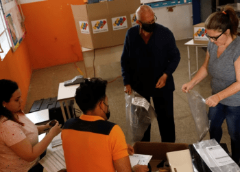 Miembros de un centro de votación comienzan a instalarlo en una escuela de Caracas, este jueves 26 de julio de 2024.