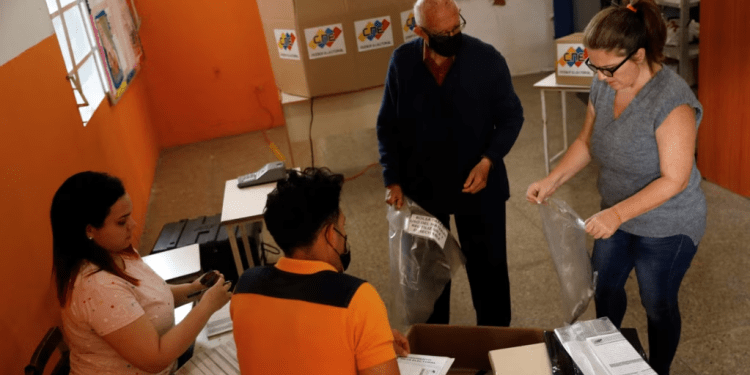 Miembros de un centro de votación comienzan a instalarlo en una escuela de Caracas, este jueves 26 de julio de 2024.