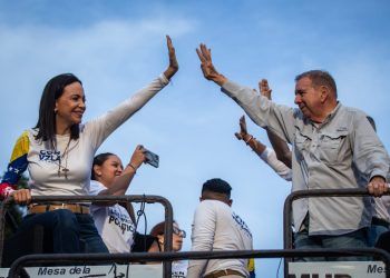 Edmundo González y María Corina Machado cierran campaña en multitudinaria concentración en Caracas (Imágenes + Video)
