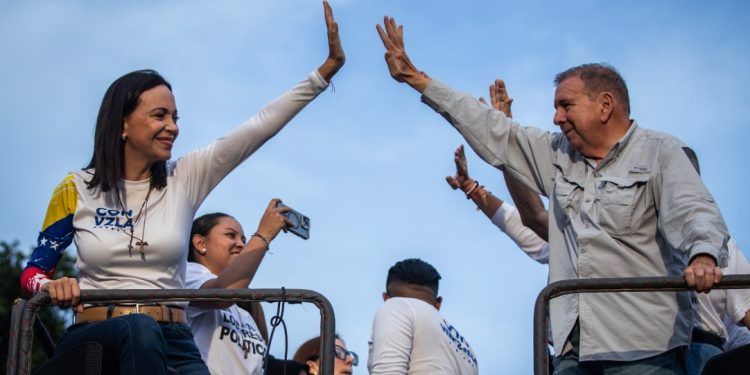 Edmundo González y María Corina Machado cierran campaña en multitudinaria concentración en Caracas (Imágenes + Video)