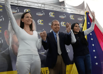 María Corina Machado, dirigente opositora, el candidato presidencial opositor Edmundo González Urrutia y la líder del partido Encuentro Ciudadano Delsa Solórzano, participan en un mitin en Caracas el 16 de julio de 2024.