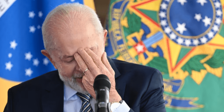 El presidente de Brasil, Luiz Inácio Lula da Silva, habla a la prensa internacional en el palacio de gobierno en Brasilia, el 22 de julio de 2024.