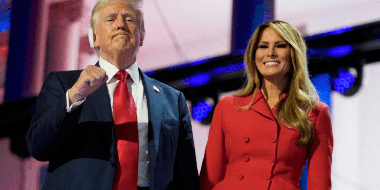 El ex presidente estadounidense Donald Trump gesticula durante la convención republicana donde recibió la nominación para ser candidato en la elección de noviembre, acompañado de su esposa Melania, este 18 de julio, en Milwaukee.