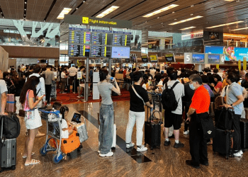 Los pasajeros formaron largas colas en el aeropuerto de Singapur debido a una importante interrupción del servicio informático en Singapur el 19 de julio de 2024. (Foto de Roslan RAHMAN / AFP)