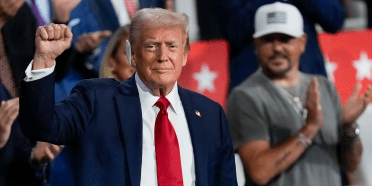 El candidato presidencial republicano, el expresidente Donald Trump, saluda al público mientras es presentado durante la Convención Nacional Republicana, el jueves 18 de julio de 2024 en Milwaukee.