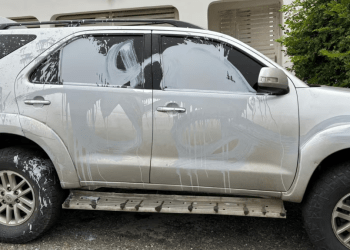 Fotografía divulgada por el partido Vente Venezuela de uno de los vehículos usados por la dirigente María Corina Machado tras ser "vandalizado", según denuncias hechas este jueves 18 de julio de 2024.