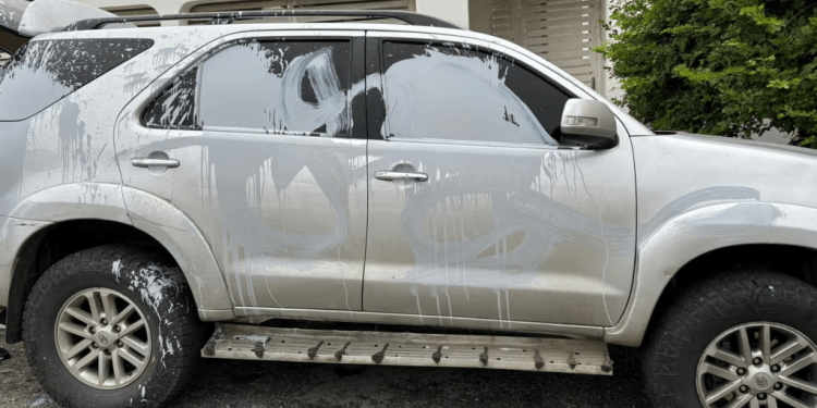 Fotografía divulgada por el partido Vente Venezuela de uno de los vehículos usados por la dirigente María Corina Machado tras ser "vandalizado", según denuncias hechas este jueves 18 de julio de 2024.