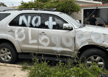 Los vehículos en los que se moviliza la líder opositora, María Corina Machado fueron vandalizados. [Foto cortesía: Prensa Vente Venezuela]