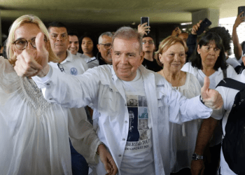 Edmundo Gonzalez Urrutia, candidato presidencial opositor, participa en un acto con jóvenes en una universidad de Caracas el 14 de julio de 2024.