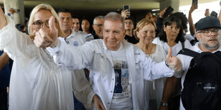 Edmundo Gonzalez Urrutia, candidato presidencial opositor, participa en un acto con jóvenes en una universidad de Caracas el 14 de julio de 2024.