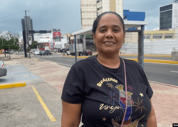 Karin Godoy, electora venezolana, posa tras declarar a la Voz de América sobre sus intenciones de participar en el proceso comicial presidencial del domingo 28 de julio, en Maracaibo, la mañana del 16 de julio de 2024.