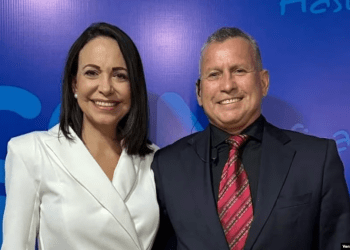 La líder opositora venezolana, María Corina Machado y Milciades Ávila, su jefe de protección.