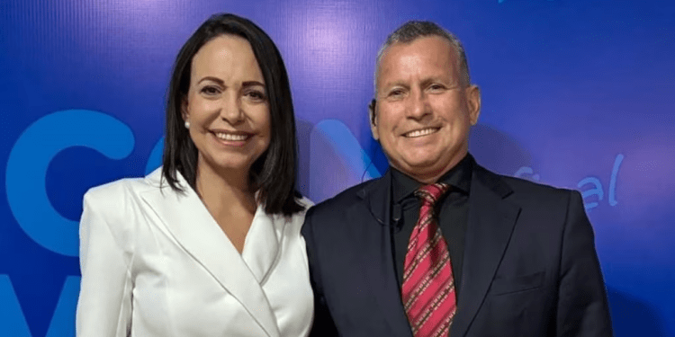 La líder opositora venezolana, María Corina Machado y Milciades Ávila, su jefe de protección.