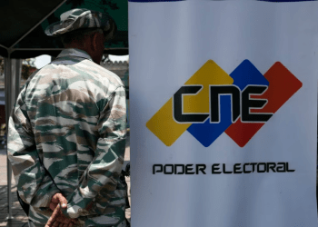 Un militar hace guardia al lado de una imagen institucional del CNE en Caracas, Venezuela, l 16 de abril de 2024.