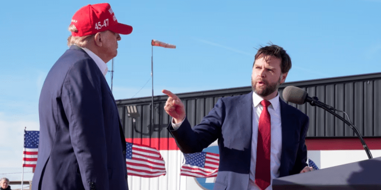 ARCHIVO - El senador J.D. Vance, republicano por Ohio, señala al candidato presidencial republicano, el expresidente Donald Trump, en un mitin de campaña, el 16 de marzo de 2024, en Vandalia, Ohio.