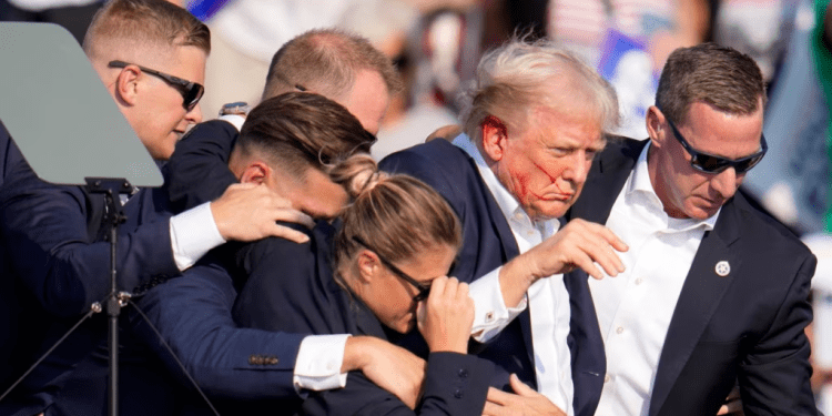 El exmandatario Donald Trump es ayudado a salir del escenario por agentes del Servicio Secreto de Estados Unidos en un evento de su campaña en busca de la reelección en Butler, Pensilvania, el sábado 13 de julio de 2024.