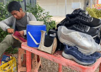 Javier Montiel, un zapatero venezolano, repara unos calzados en el norte de Maracaibo, la tarde de este viernes 12 de julio de 2024.
