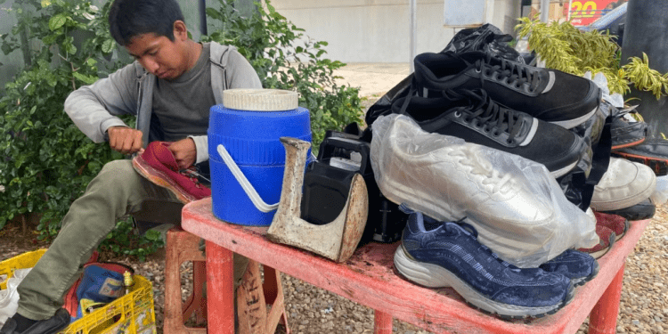 Javier Montiel, un zapatero venezolano, repara unos calzados en el norte de Maracaibo, la tarde de este viernes 12 de julio de 2024.