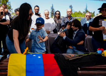 La viuda, el hijo y la hermana del ex militar venezolano Ronald Ojeda, asesinado en Chile, le dan sepultura en un cementerio De Santiago, el 8 de marzo de 2024. El gobierno argentino otorgó asilo a sus dos familiares directos, se supo este viernes.