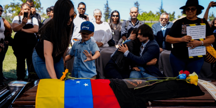 La viuda, el hijo y la hermana del ex militar venezolano Ronald Ojeda, asesinado en Chile, le dan sepultura en un cementerio De Santiago, el 8 de marzo de 2024. El gobierno argentino otorgó asilo a sus dos familiares directos, se supo este viernes.