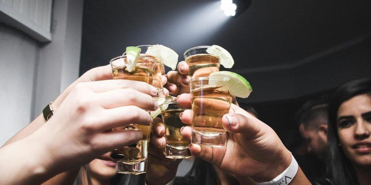 Estudio de la U de Chile: ¿Cómo se relacionan las calorías con los grados de las bebidas alcohólicas?