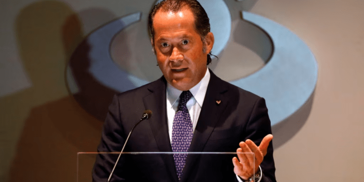 Fotografía de archivo del empresario venezolano Juan Carlos Escotet en una conferencia de prensa en Caracas, el 10 de agosto de 2018. Escotet asume este jueves la presidencia del club español de fútbol Deportivo La Coruña.