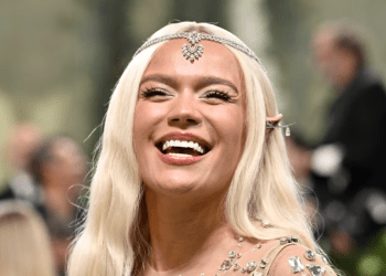La cantante colombiana Karol G sonríe al llegar a la gala benéfica en el Museo Metropolitano de Arte de Nueva York, el 6 de mayo de 2024. El equipo de la artista desmintió que haya enviado una canción para la campaña electoral de Maduro.