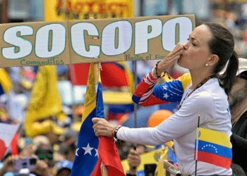 La líder de la oposición venezolana María Corina Machado saluda durante un mitin de campaña del candidato presidencial Edmundo González, en Barinas, Venezuela, el 6 de julio de 2024. (Foto de Juan BARRETO / AFP)