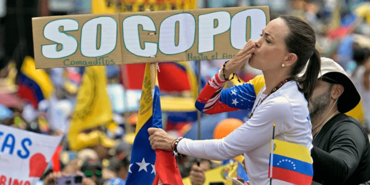 La líder de la oposición venezolana María Corina Machado saluda durante un mitin de campaña del candidato presidencial Edmundo González, en Barinas, Venezuela, el 6 de julio de 2024. (Foto de Juan BARRETO / AFP)