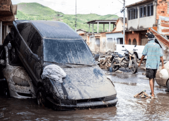 Un habitante de Cumanacoa, Sucre, camina al lado de los estragos causados por el huracán Beryl a su Paso por la costa venezolana, el 2 de julio de 2024.