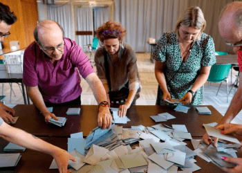 Trabajadores electorales cuentan votos durante la segunda ronda de comicios legislativos en Schiltgheim, en el este de Francia, el 7 de julio de 2024.