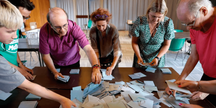 Trabajadores electorales cuentan votos durante la segunda ronda de comicios legislativos en Schiltgheim, en el este de Francia, el 7 de julio de 2024.