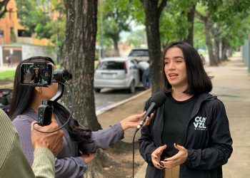 La dirigente Albany Colmenares declara a los medios de comunicación en Valencia estado Carabobo este 6 de Julio de 2024