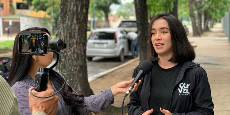 La dirigente Albany Colmenares declara a los medios de comunicación en Valencia estado Carabobo este 6 de Julio de 2024