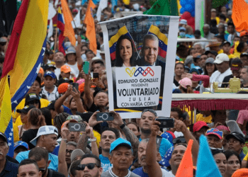 Imágenes de los dirigentes opositores María Corina Machado y Edmundo González se ven en una concentración del antichavismo en Maracaibo, el 2 de mayo de 2024.