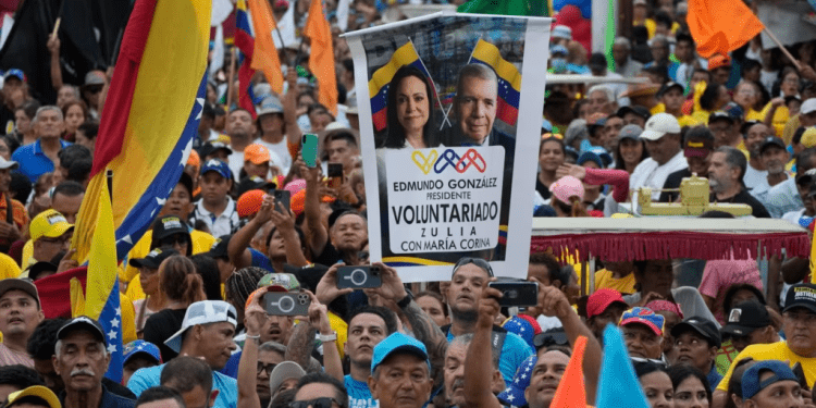 Imágenes de los dirigentes opositores María Corina Machado y Edmundo González se ven en una concentración del antichavismo en Maracaibo, el 2 de mayo de 2024.
