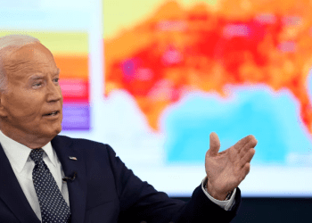 El presidente estadounidense Joe Biden habla durante una visita al Centro de Operaciones de Emergencia en Washington, el 2 de julio. Su administración reinicia este miércoles diálogos directos con el gobierno de Nicolás Maduro.