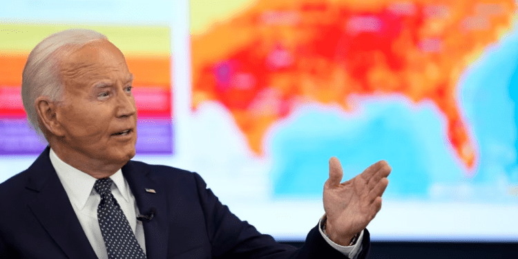 El presidente estadounidense Joe Biden habla durante una visita al Centro de Operaciones de Emergencia en Washington, el 2 de julio. Su administración reinicia este miércoles diálogos directos con el gobierno de Nicolás Maduro.