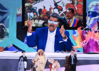 El presidente Nicolás Maduro gesticula durante la transmisión de su programa semanal Maduro+, este 1 de Julio de 2024, en una fotografía divulgada por su despacho.