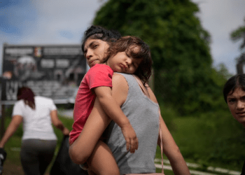 La migrante venezolana Naiber Zerpa sostiene a su hijo Mathías Márquez cuando llegan a un campamento temporal después de cruzar caminando el Tapón del Darién desde Colombia, en Lajas Blancas, Panamá, el viernes 28 de junio de 2024.