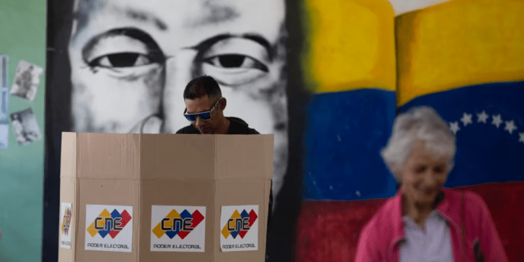 Electores venezolanos participan en el simulacro organizado por el CNE antes de la votación presidencial, este domingo 30 de junio de 2024, en Caracas.
