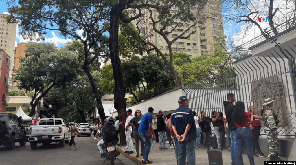 Electores en fila esperan para participar en el simulacro de los comicios presidenciales del 28 de junio.