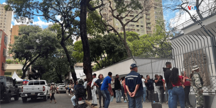 Electores en fila esperan para participar en el simulacro de los comicios presidenciales del 28 de junio.