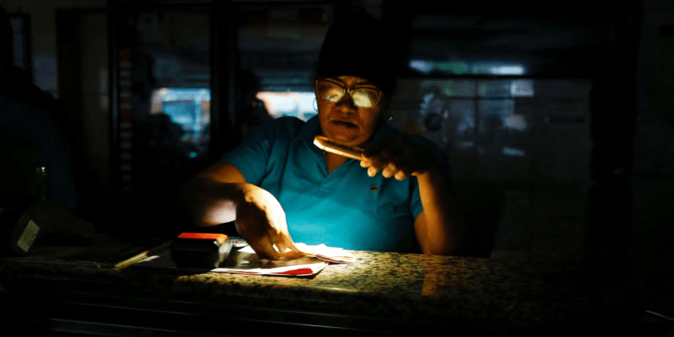 El último apagón importante fue en 2019, cuando Venezuela sufrió tres cortes eléctricos nacionales, algunos de los cuales duraron hasta tres días, que las autoridades también atribuyeron a ataques a la red, como daños a las líneas eléctricas, por parte de saboteadores y opositores al gobierno de Maduro.